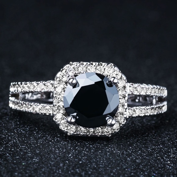 Black Stone Fashion Ring - Picture 2 of 4